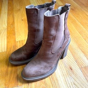 EUC suede brown boots size 10 only wore once